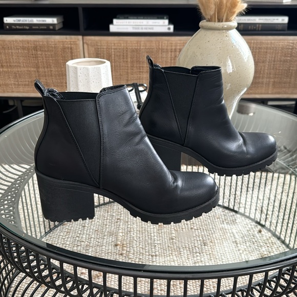 Dirty Laundry Lisbon Chelsea Boot, Size 8.5 - Picture 3 of 8